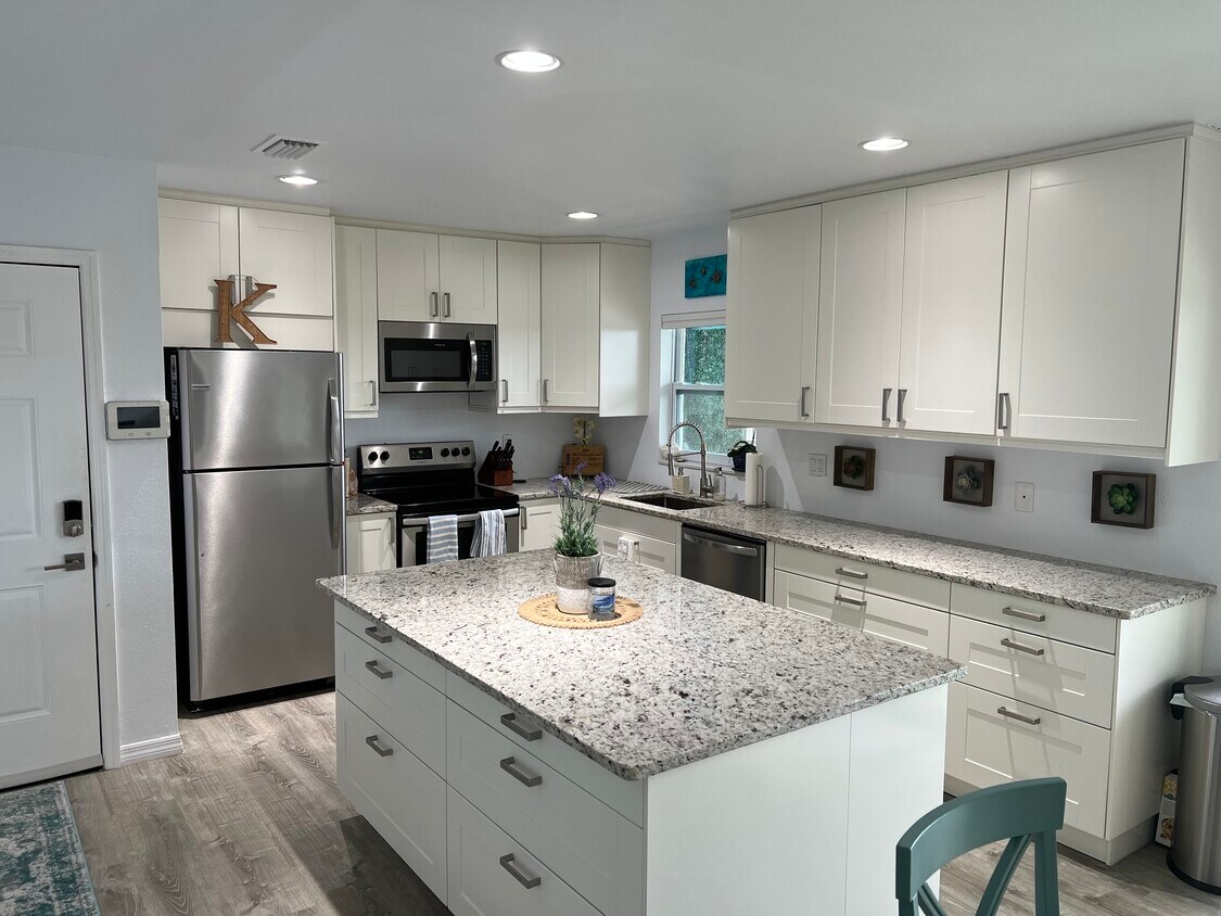 Cocina renovada, electrodomésticos de acero inoxidable - 8815 Bay Pointe Dr