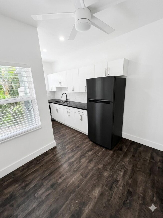 Building Photo - 317 W 28th St