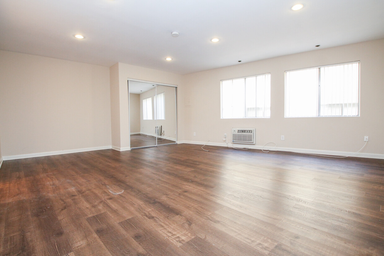 Foto principal - 15040 Moorpark St