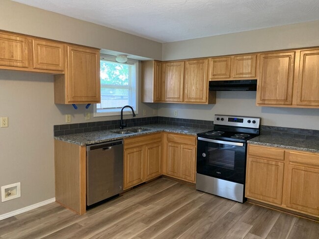 Building Photo - 3 bed 2 bath 2 car garage house in great l...
