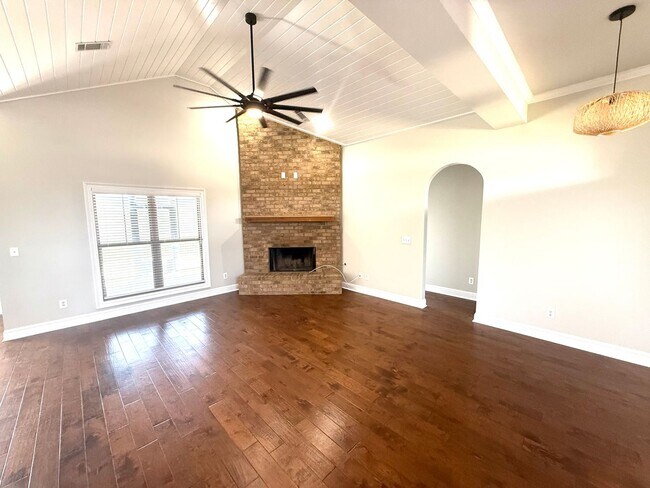 Building Photo - ** 4 bed 2 bath located in Wetumpka ** Cal...