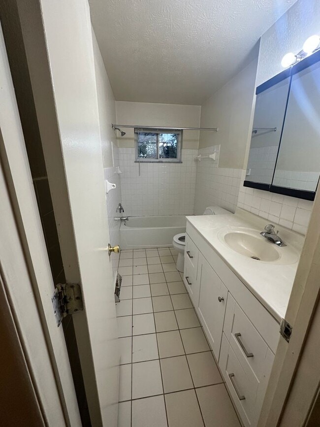 Building Photo - Warrensville Heights Townhome