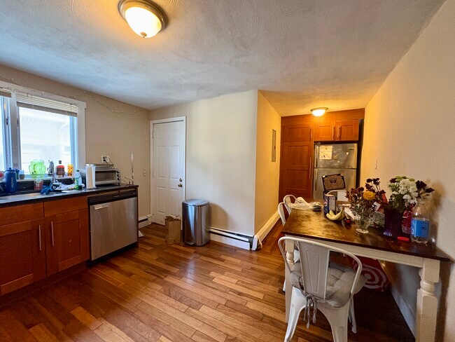 Building Photo - 72 Hillside St