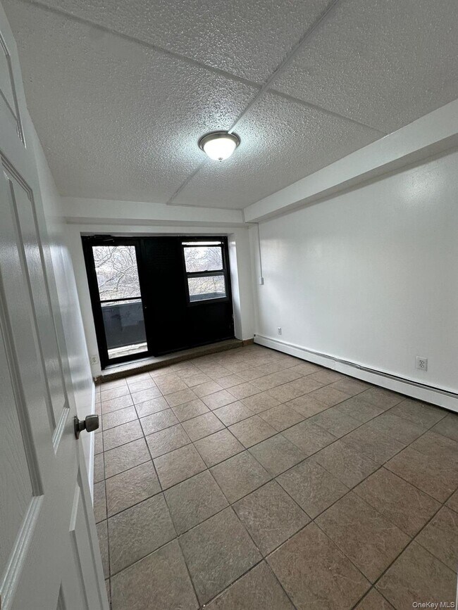 Foto del edificio - 56-11 Clover Pl