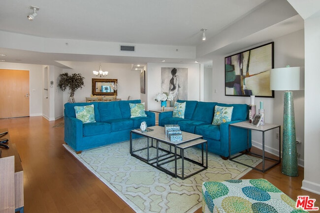 Building Photo - 13600 Marina Pointe Dr