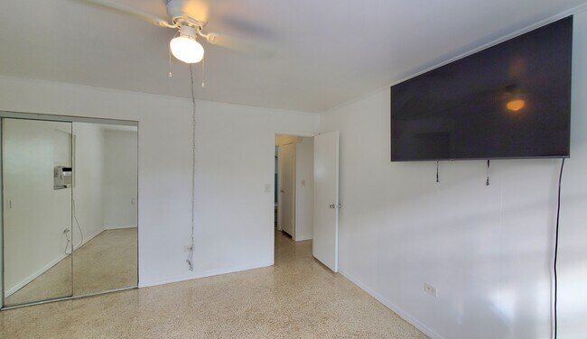 El dormitorio principal incluye TV. - 701 124th Street Gulf