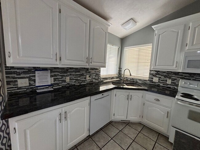 Building Photo - 2BR Apartment Close to Daybreak Marina and...