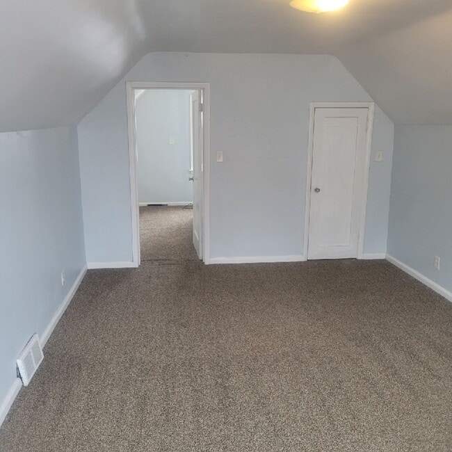 Building Photo - Spacious 3 Bedroom 1 Bath Home located nea...