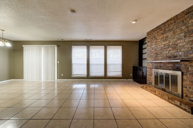 Building Photo - Charming and Spacious 2BD/1.5BTH Duplex Ne...