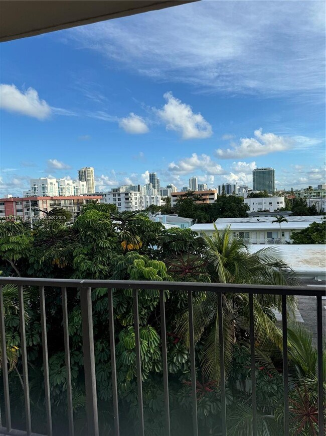 Foto del edificio - 7921 Byron Ave