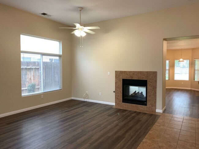 Foto del edificio - Beautiful 4 bed home in Northwest Bakersfi...