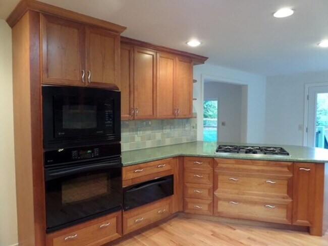 Foto del edificio - GREAT NEW PRICE! Gorgeous 6-Bedroom Home on 5 Acres with Tons of Privacy in Issaquah!!