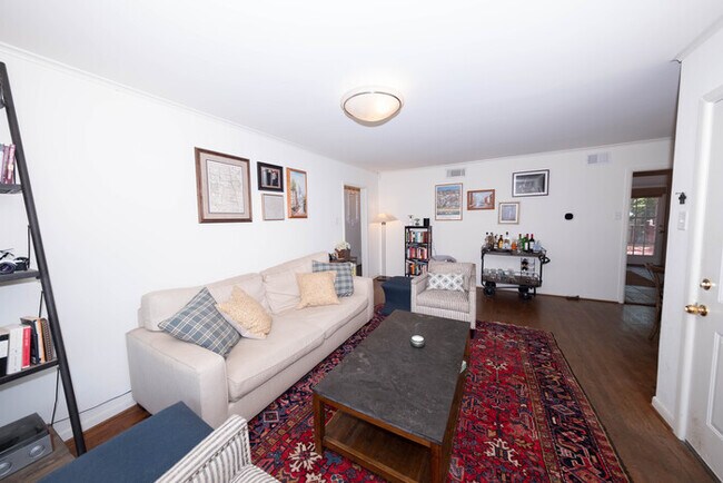 Foto del edificio - 4036 Beechwood Ln