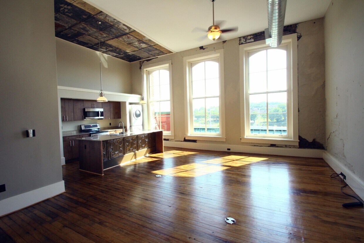 Primary Photo - 430 S Gay St