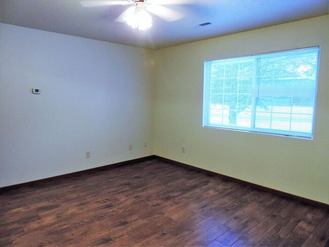 Building Photo - $1095 | 2 Bedroom, 1 Bathroom Condo | Pet ...