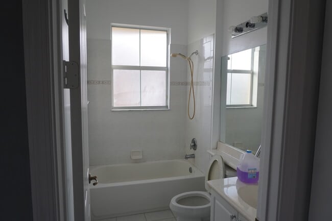 Foto del edificio - 3919 Passion Flower Rd