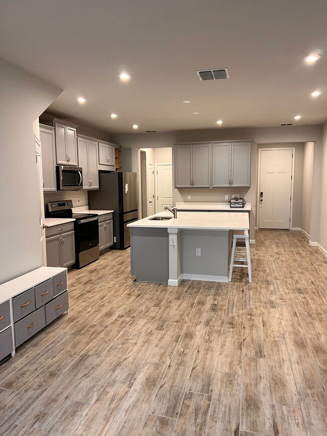 Building Photo - 3 bedroom, 2.5 bathroom Townhome in Parkvi...