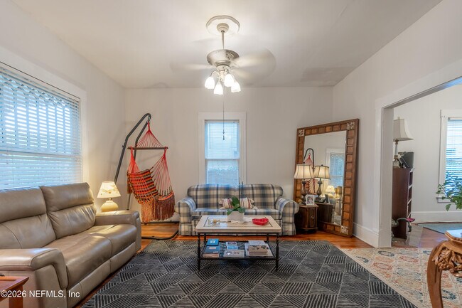 Foto del edificio - 440 E 6th St