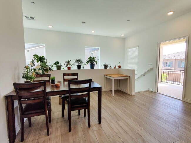 Building Photo - Like New 2 Bed 2.5 Bath Condo