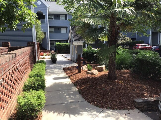 Building Photo - Charming, fully renovated 2 bedroom, 2 bat...