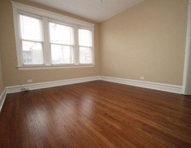Building Photo - 3156 W Diversey Ave