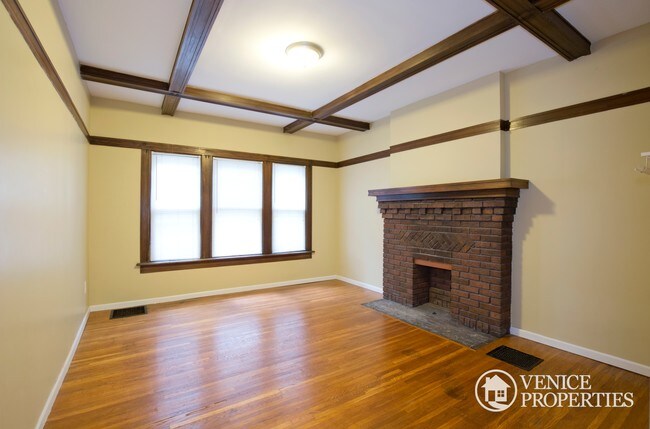 Building Photo - 187 E Northwood Ave