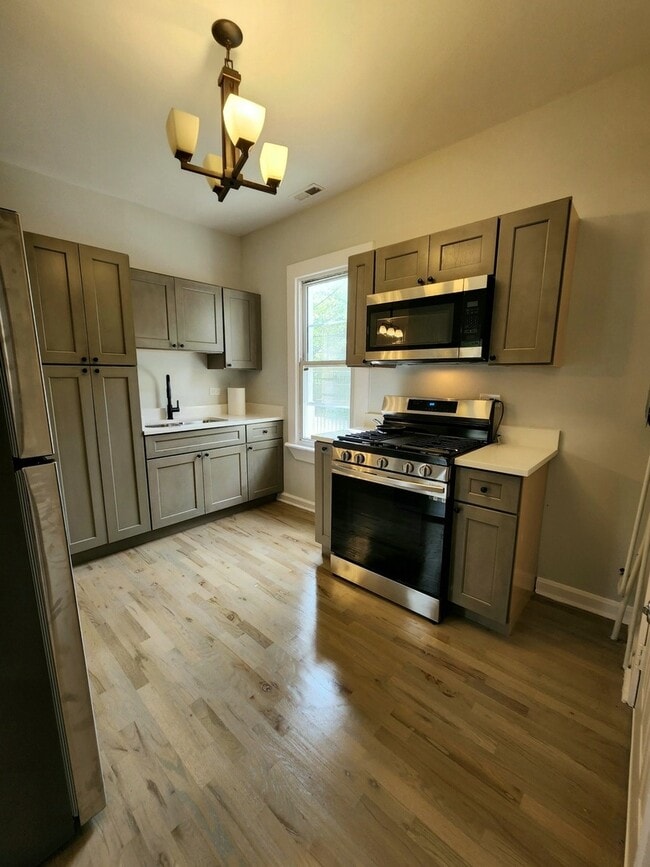 Building Photo - 1332 S Claremont Ave