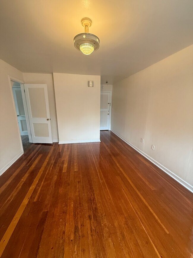 Building Photo - 2101 W 1st Ave