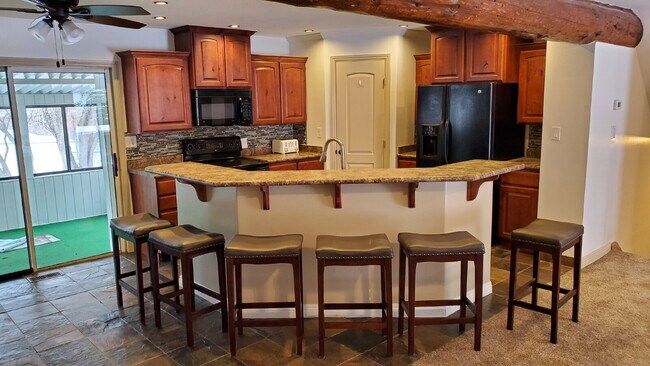 Foto del edificio - 2 room with private bath in a shared resid...