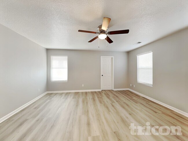 Foto del edificio - 8232 Bluffs Edge Pl NW