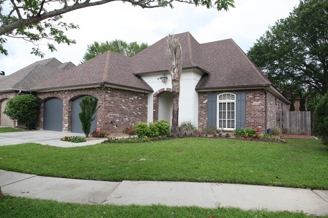 Building Photo - 107 Briarbend Dr
