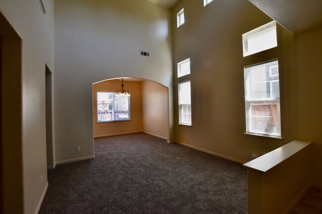 Foto del edificio - Beautiful 4 Bedroom 3 Bathroom in Central ...