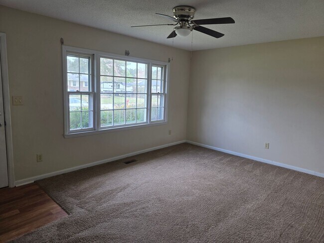 Foto del edificio - 4 Bedroom, 1.5 bath, 1 car garage, fenced in yard, under 25 dog may be permitted