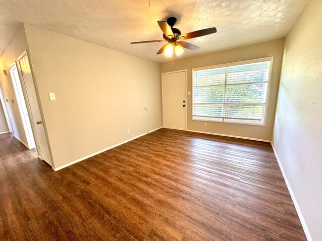 Building Photo - Beautiful Home right next to Hobby Lobby and Remington Park! Self Showing