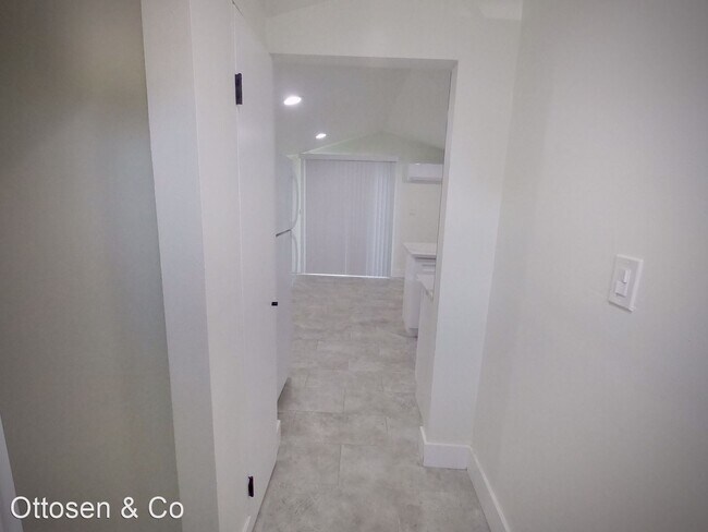 Building Photo - 1 br, 1 bath House - 1868 3rd St #3