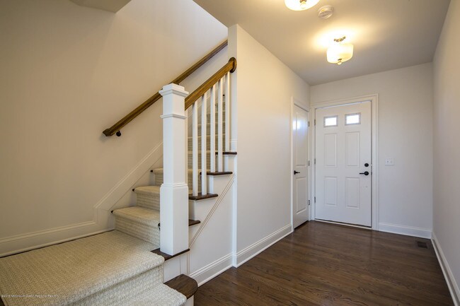 Foto del edificio - 8 Russel Ave