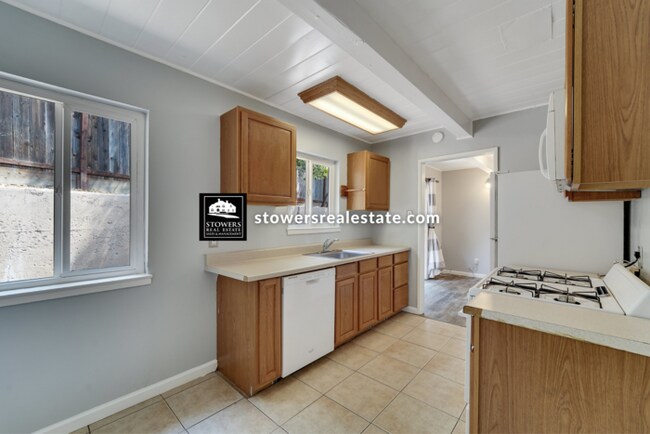 Building Photo - 2073 Overhill Rd