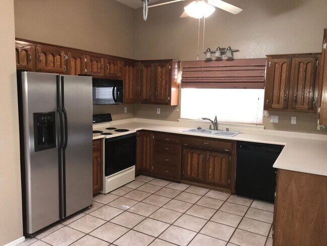 Foto del edificio - 3 bed 2 full bath