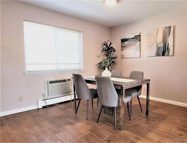 Foto del edificio - 2445 Torquay Ave