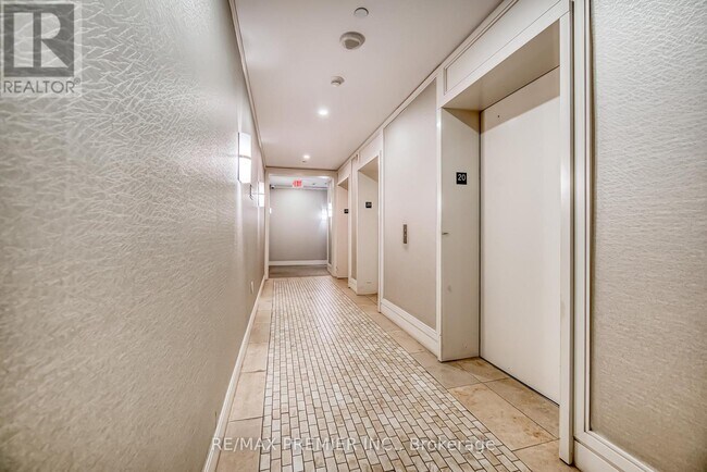 Photo du bâtiment - 800 Lawrence Ave W