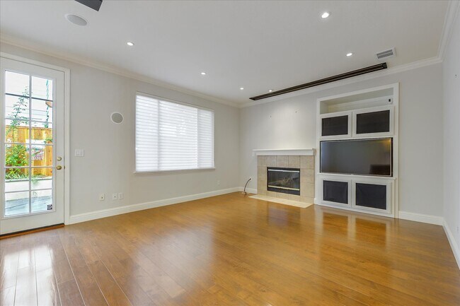 Building Photo - 946 Mouton Cir