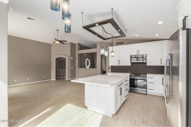 Building Photo - 1505 E Wahalla Ln