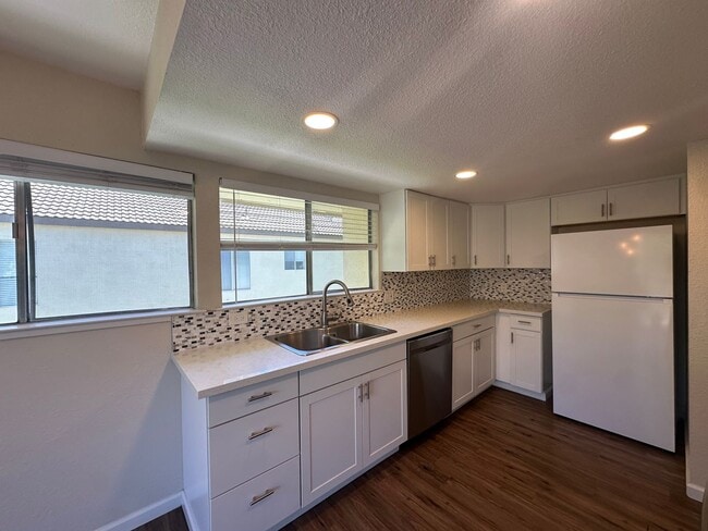 Building Photo - 3701 Colonial Dr