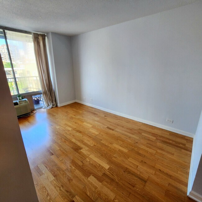 Foto del edificio - 450 W Briar Pl