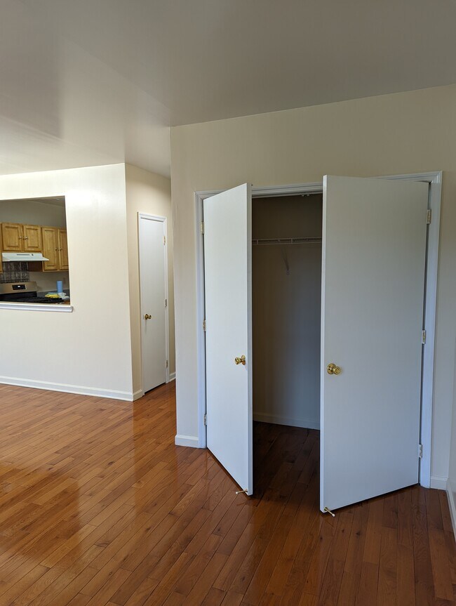 Armario de sala de estar/Comedor - 284 Thomas S Boyland St