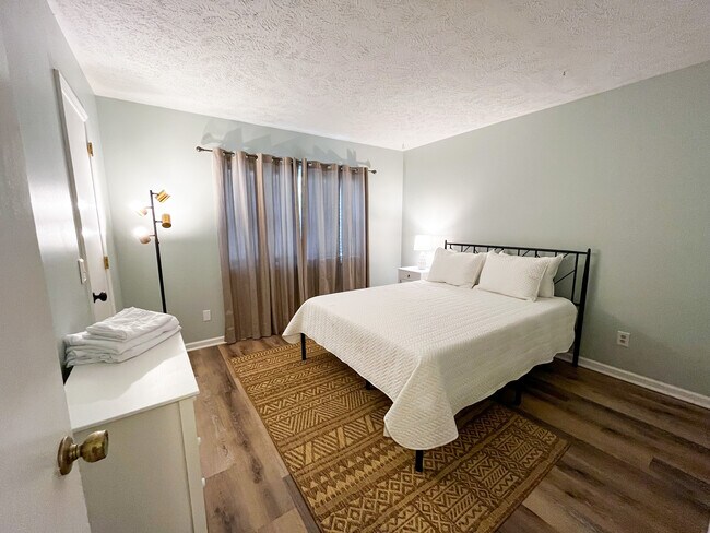 Building Photo - 4142 Spirea Dr