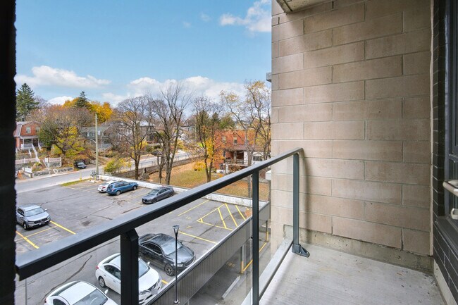 Photo du bâtiment - 90 Champagne Ave S