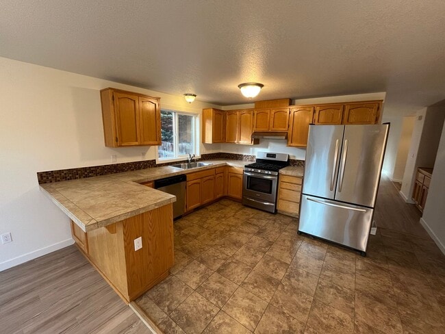 Foto del edificio - 3 Bed/2 Bath Single Level Home in NE Bend - Near St. Charles