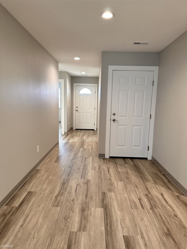 Building Photo - 3 br, 2 bath Duplex - 1220 North Coach Drive