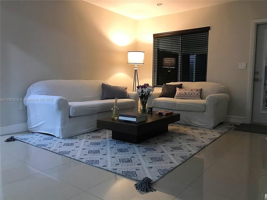 Foto principal - 2155 Biarritz Dr